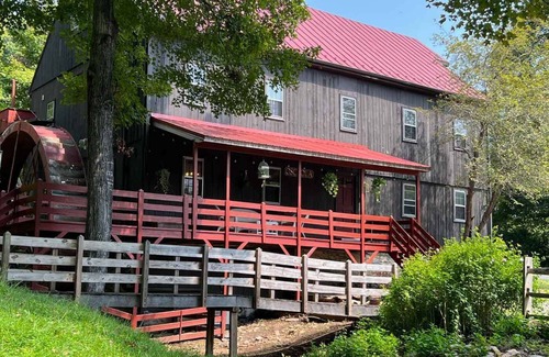 Spottswood House | Osceola Mill is a boutique inn located in the Shenandoah Valley 20 minutes from Lexington and Staunton.