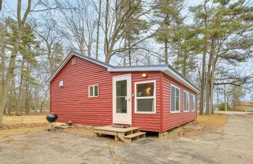 Oscoda House | Oscoda Cabin with Charcoal Grill Walk to Lake Huron