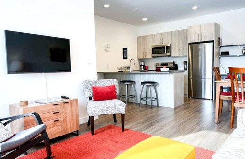 Golden Condo | OSO308 · Casa Oso - DT Riverfront Condo