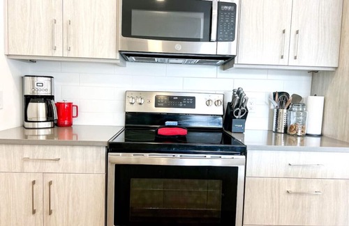 Golden Condo | OSO308 · Casa Oso - DT Riverfront Condo