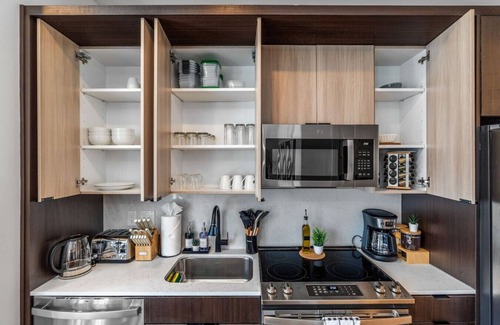 Pendleton Apartment | OTR | King Bed | Free On Site Parking | Gym | Pool
