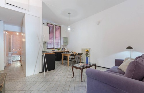 Historic Center Apartment | Our apartment is located in one of the most dynamic neighborhoods of the city, a great location for walking to the main attractions such as Piazza Maggiore, the Two Towers and via Indipendenza, famous for shopping.The apartment is in a central area that