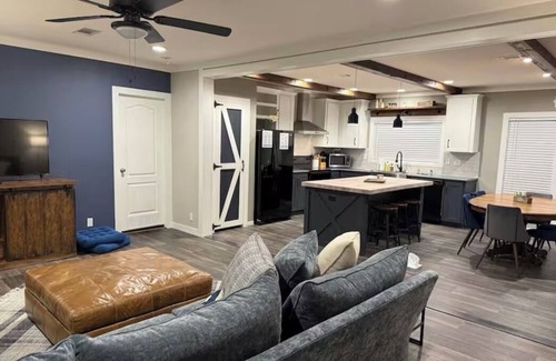 Kingston House | Our happy place at Lake Texoma is minutes away from the lake, marina & boat ramp