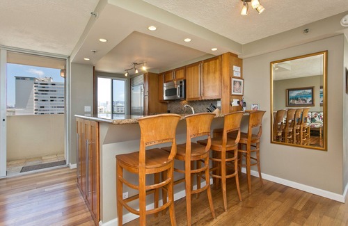 Diamond Head - Kapahulu - St. Louis Condo | Our Penthouse over the Pacific ☀ A true gem that sleeps 4 is lovingly cared for