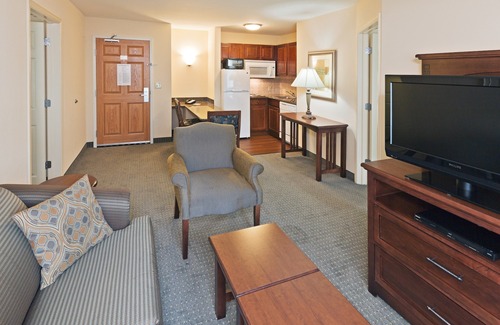 Greenwich Condo | Outdoor Pool. Free Breakfast. Gym. Perfect for Groups!