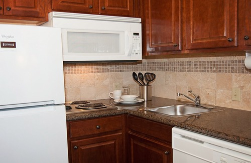 Greenwich Condo | Outdoor Pool. Free Breakfast. Gym. Perfect for Groups!