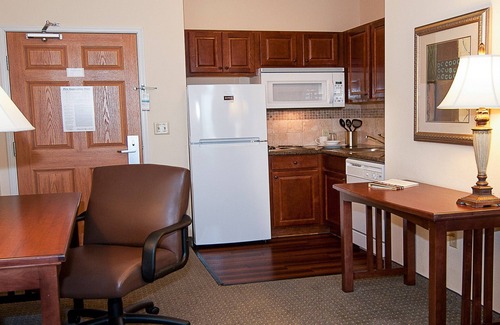 Greenwich Condo | Outdoor Pool. Free Breakfast. Gym. Perfect for Groups!