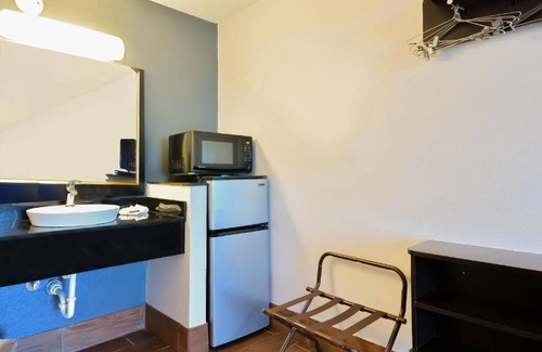 Valdosta Hotel | Outdoor Pool Relaxing Unit Near Valdosta State + Parking Included