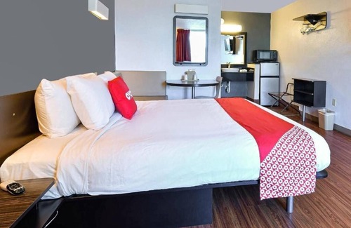 Valdosta Hotel | Outdoor Pool Relaxing Unit Near Valdosta State + Parking Included