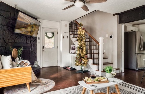 Gatlinburg Cabin | Outlander Couples Cottage/Walk to Downtown/Hot Tub