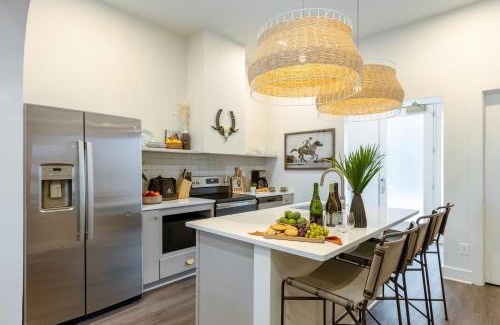 Historic Edgefield Apartment | Outrider 1012 by AvantStay 5mins to Broadway Downtown w Balcony