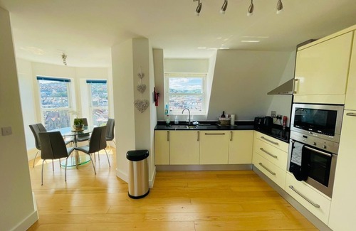 Hele Apartment | Outstanding Idyllic Ilfacombe seaside 2-bedroom apartment with sea views