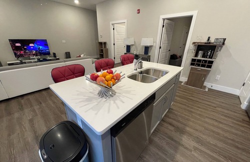 Midtown Apartment | Overton Square Unit w/Gated Parking/10min to Beale St