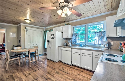 Helen Cottage | 'Owl's Hideaway' in Cleveland w/2 Fire Pits!