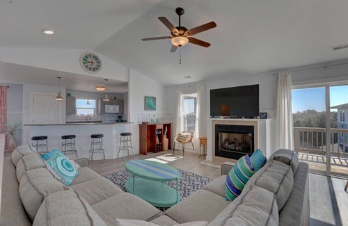 Monteray Shores House | OWNERS WEEKS OPEN⭐NEW HOT TUB⭐️Heated Pool, Linens, Wifi, Tennis Courts, Dogs