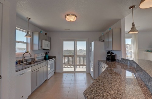 Monteray Shores House | OWNERS WEEKS OPEN⭐NEW HOT TUB⭐️Heated Pool, Linens, Wifi, Tennis Courts, Dogs