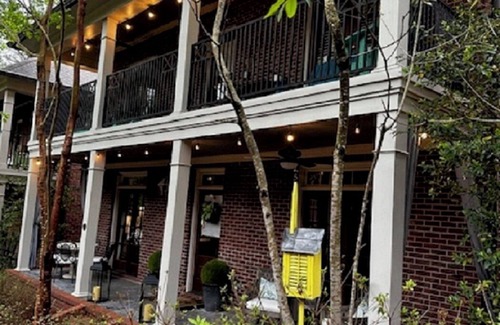 Oxford House | Oxford Square but a few steps away in Camilla Park! Cozy Oxford Retreat