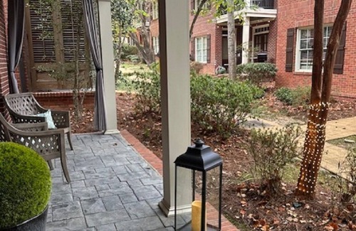 Oxford House | Oxford Square but a few steps away in Camilla Park! Cozy Oxford Retreat