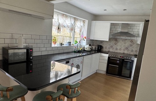 Headington Villa | Oxford - Villa - Sleeps 8 - Garden - Parking