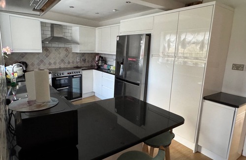 Headington Villa | Oxford - Villa - Sleeps 8 - Garden - Parking