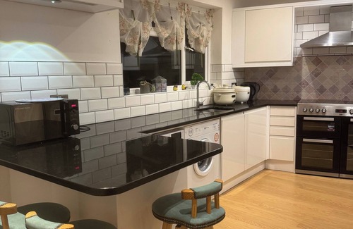 Headington Villa | Oxford - Villa - Sleeps 8 - Garden - Parking