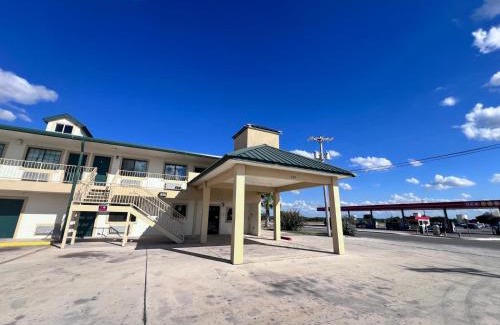 Pearsall Hotel | OYO Garden Inn and Suites Pearsall I-35 East