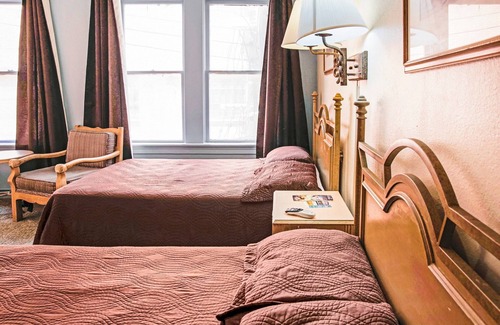 Mitte Cultural District Hotel | OYO Historic Cameron Hotel Brownsville I-69E