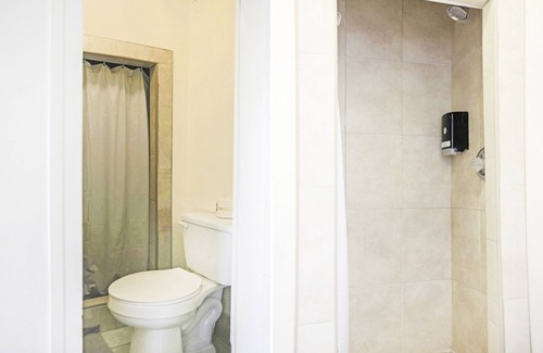 Mitte Cultural District Hotel | OYO Historic Cameron Hotel Brownsville I-69E