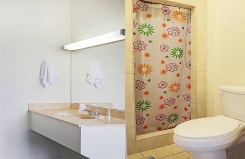 Mitte Cultural District Hotel | OYO Historic Cameron Hotel Brownsville I-69E