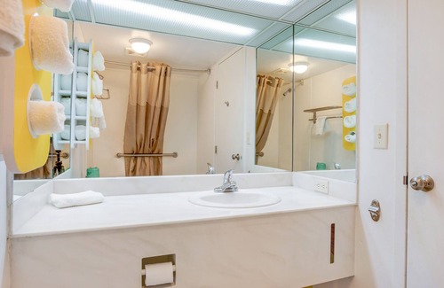 Muskegon Heights Hotel | OYO Hotel Mona Lake Muskegon