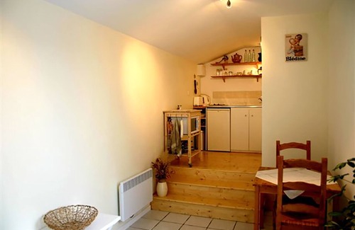 La Rochelle Apartment | P1 Studio With Attractive Garden & 9m Saltwater Swimming Pool, Free WIFI Access