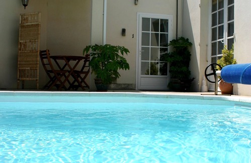 La Rochelle Apartment | P1 Studio With Attractive Garden & 9m Saltwater Swimming Pool, Free WIFI Access