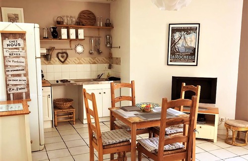 La Rochelle Agglomeration Apartment | P2 Welcoming One-Bed Apartment with Attractive Garden & Swimming Pool, Free WIFI