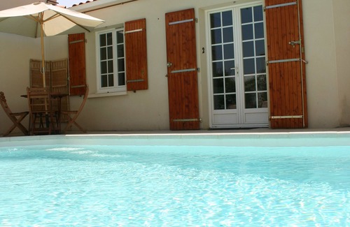 La Rochelle Agglomeration Apartment | P2 Welcoming One-Bed Apartment with Attractive Garden & Swimming Pool, Free WIFI