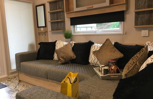 Bethesda House | P57 - Riverside Family Pod with Hot Tub