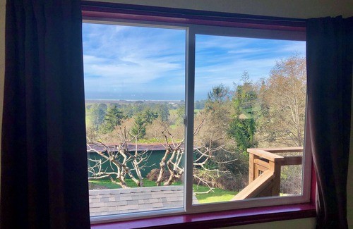 McKinleyville House | 🌊 Pacific Edge- Eclectic home with stellar ocean and pasture views, Deck, BBQ and Hot tub 🏡