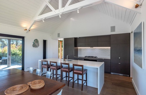 Surfdale House | PACIFIC ESCAPE l Luxury house with SPA & Pool & Sea Views | Be My Guest