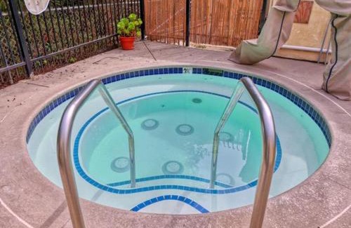 Oceano House | Pacific Plaza #204 - Eagles Nest - 1BdrmUp-K