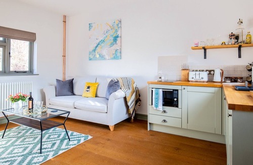 Winchcombe Cottage | Paddock Cottage - sleeps 2 guests in 1 bedroom