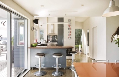 Onetangi House | PAH VIEW HOUSE | Coast & Country | WINTER DEAL - Stay for 3, Pay for 2