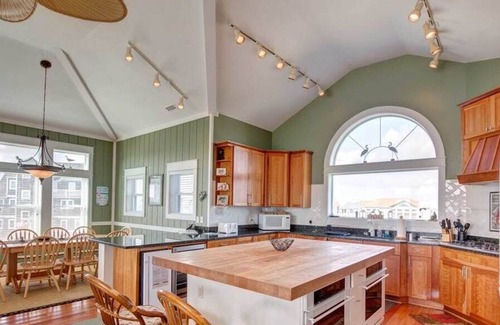 Brigands' Bay House | Pair A Dice | Canalfront | Frisco | Sleeps 8