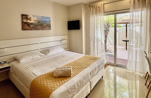 Oranjestad-West Hotel | Palapa Suite # 8, walk to Eagle Beach