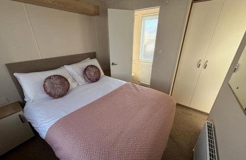 Chapel Saint Leonards Apartment | Palm Grove 121 - Golden Palm Resort - Pet friendly, WiFi, close to beach and clubhouse - Meadow Lakes Caravan & Lodge Hire