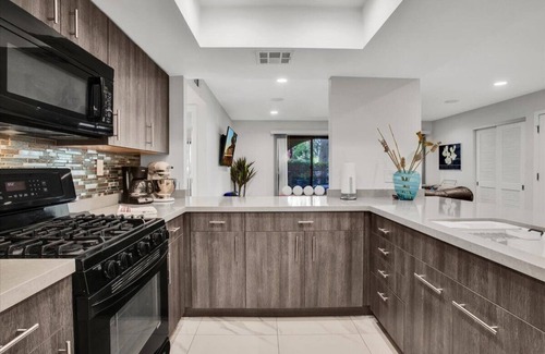 Racquet Club Estates Condo | Palm Springs 2-bedroom, 2 Bath Ground Floor condo. Garage. Pool, Hot Tub, Tennis