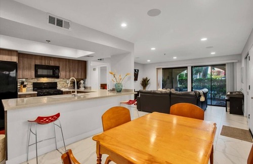 Racquet Club Estates Condo | Palm Springs 2-bedroom, 2 Bath Ground Floor condo. Garage. Pool, Hot Tub, Tennis