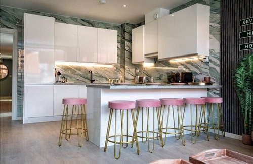 London Borough of Bromley Apartment | Palm Tree House | Beverly Hills Hotel