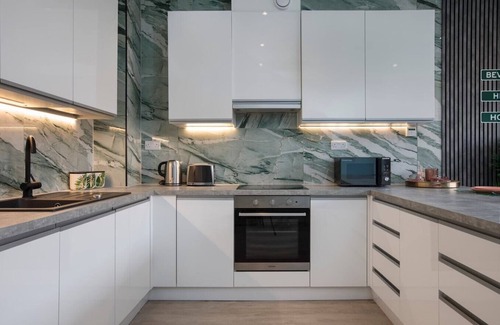 London Borough of Bromley Apartment | Palm Tree House | Beverly Hills Hotel