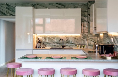 London Borough of Bromley Apartment | Palm Tree House | Beverly Hills Hotel