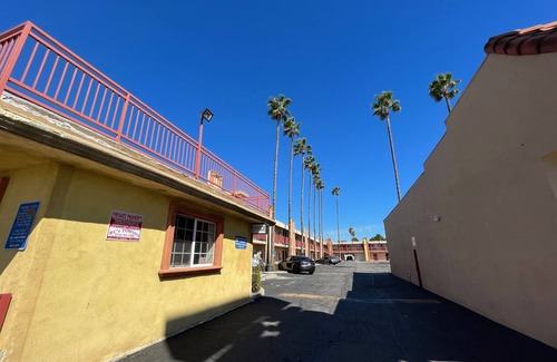 North Hills East Hotel | Palm Tree Inn