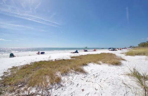 Mid Island House | Palmetto Beach Cottage 2 by Sun Palace Vacations